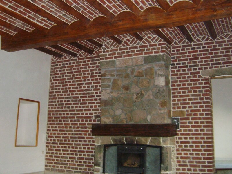 intérieur de maison en brique apparente