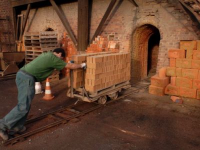 les briques sont cuites au four durant plusieurs jours