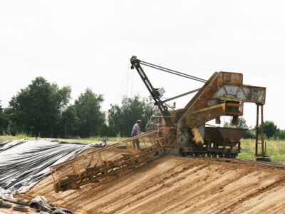 processus de fabrication - Extraction de l'argile et préparation de la terre pour les futures briques.