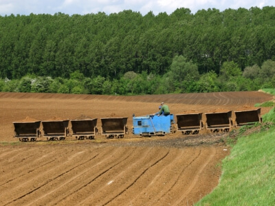 processus de fabrication - Transport de l'argile par train.