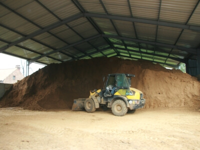 processus de fabrication - Stockage de la terre argileuse pendant l’été. La fabrication a lieu pendant les quatre mois d’hiver.